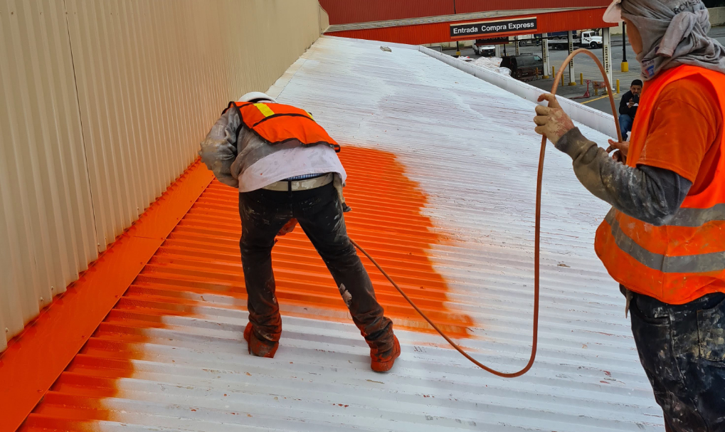 Trabajadores-aplicando-pintura-industrial-en-jaen